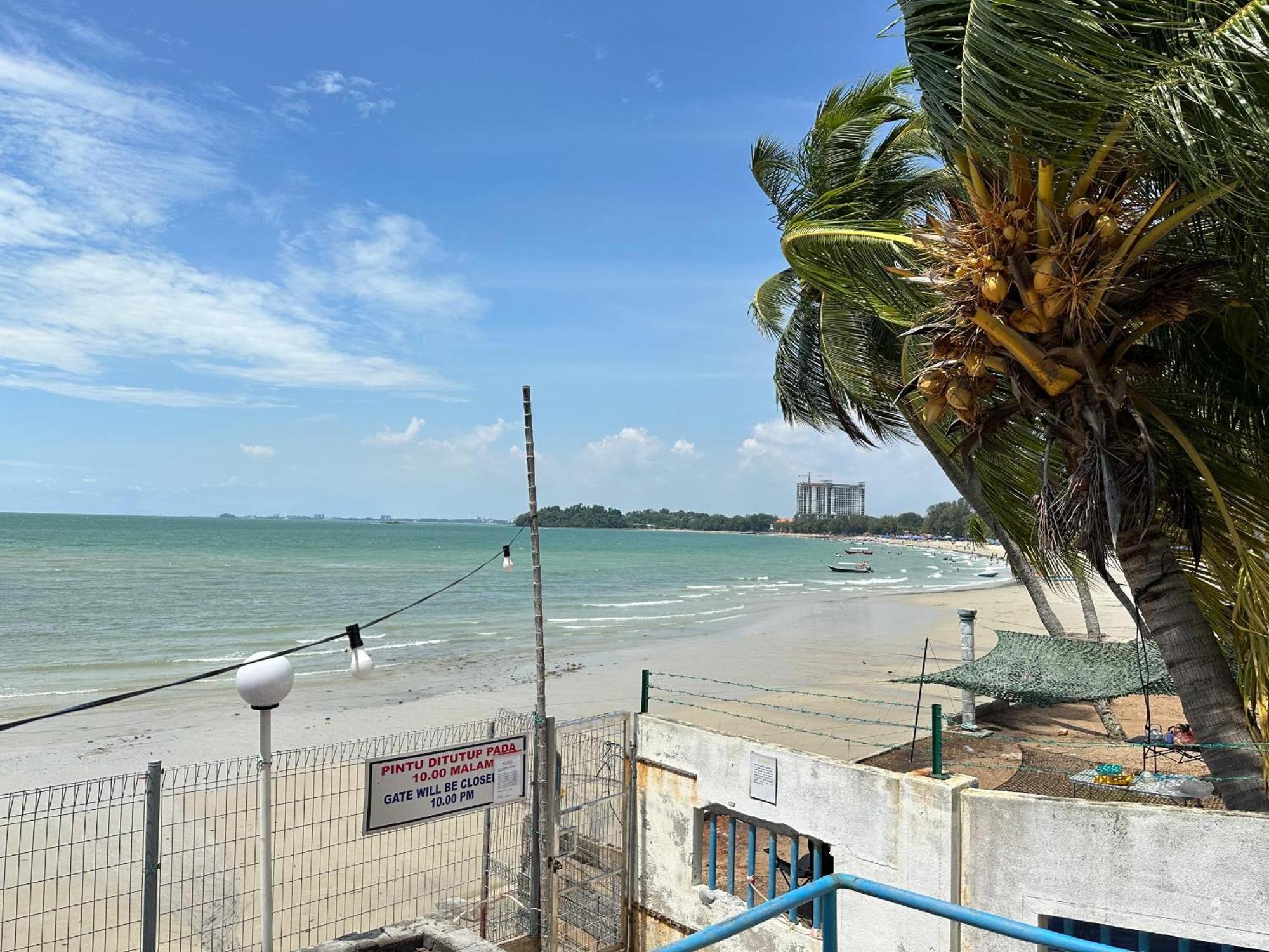 Newly Renovated Comfy Beachfront View At Seri Bulan Port Dickson Exteriör bild